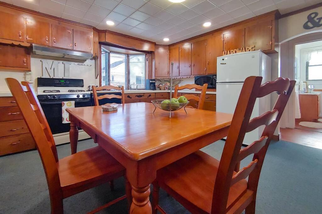 Huge Historic, W/Large Yard & Close To Beach Manistee Ngoại thất bức ảnh